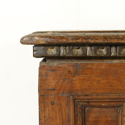 Cassapanca in noce - particolare