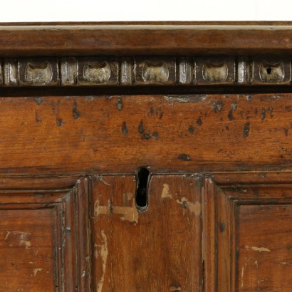 Cassapanca in noce - particolare