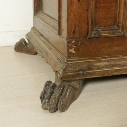 Cassapanca in noce - particolare