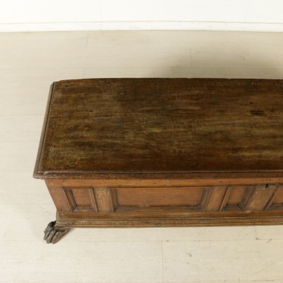 Cassapanca in noce - particolare