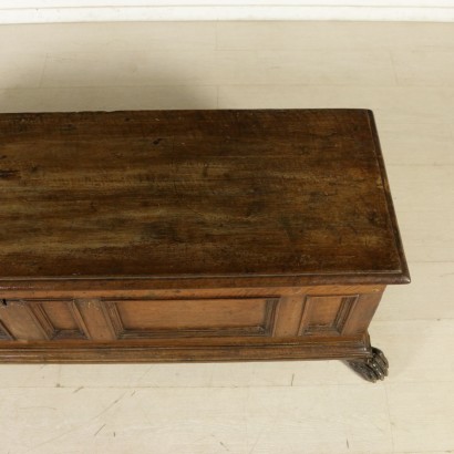 Cassapanca in noce - particolare