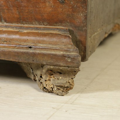 Cassapanca in noce - particolare