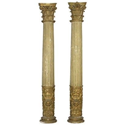 Par de columnas talladas