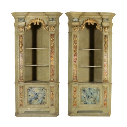 Coppia di angoliere decorate