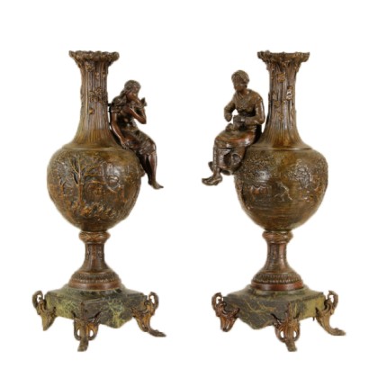 jarrones, jarrones liberty, par de jarrones, par de jarrones liberty, jarrones de antimonio, jarrones de antimonio, jarrones decorados, decoraciones en relieve, jarrones con base de mármol, base de mármol, {* $ 0 $ *}, anticonline