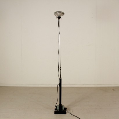 di mano in mano, lampada toio, toio castiglioni, fratelli castiglioni, toio flos, produzione flos, flos castiglioni, flos fratelli castiglioni, lampada di design, illuminazione toio, illuminazione di design, achille castiglioni, pier giacomo castiglioni, lampada anni 70, lampada anni 80, illuminazione anni 80, lampada anni 80