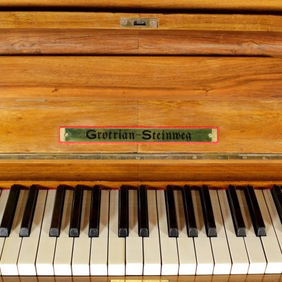 pianoforte verticale, pianoforte antico, pianoforte antiquariato, pianoforte di antiquariato, pianoforte Grotrian-Steinweg, Grotrian-Steinweg, produzione Grotrian-Steinweg, pianoforte 900, pianoforte del 900