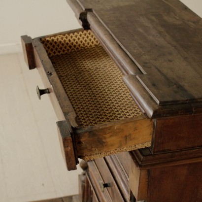 Inginocchiatoio con cassetti-particolare