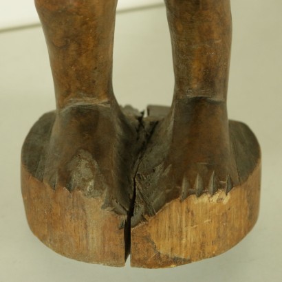 Coppia di sculture lignee-particolare