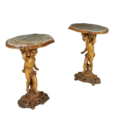 Coppia di tavolini intagliati