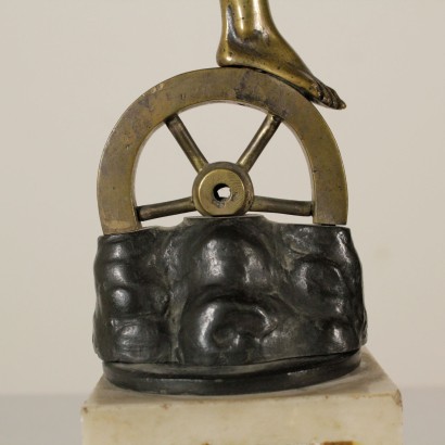 Vittoria, Statua in Bronzo-particolare