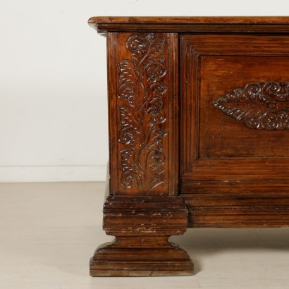Cassapanca Intagliata-particolare