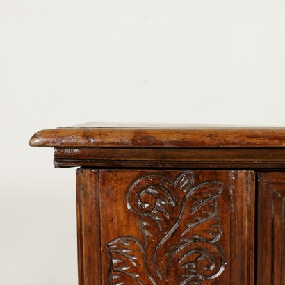 Cassapanca Intagliata-particolare