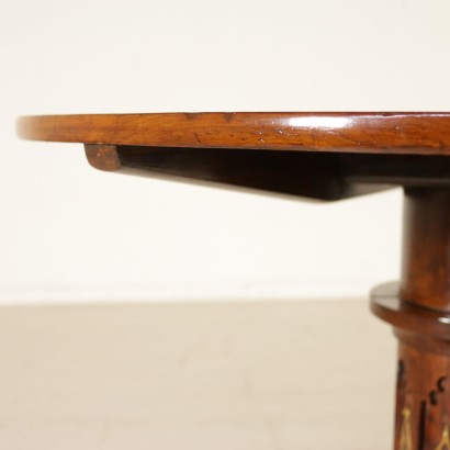 The table to the Glider-Gothic-particular