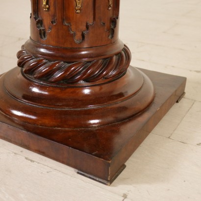 The table to the Glider-Gothic-particular