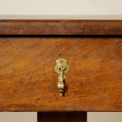 antigüedades, mesita de noche, mesita de noche antigua, mesitas de noche antiguas, mesita de noche italiana antigua, mesita de noche antigua, mesita de noche neoclásica, mesitas de noche del siglo XX, par de mesitas de noche en maderas antiguas.