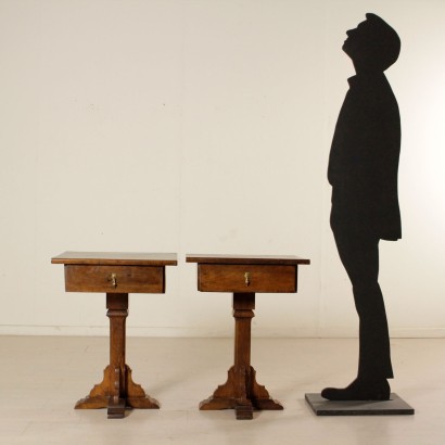 antigüedades, mesita de noche, mesita de noche antigua, mesitas de noche antiguas, mesita de noche italiana antigua, mesita de noche antigua, mesita de noche neoclásica, mesitas de noche del siglo XX, par de mesitas de noche en maderas antiguas.