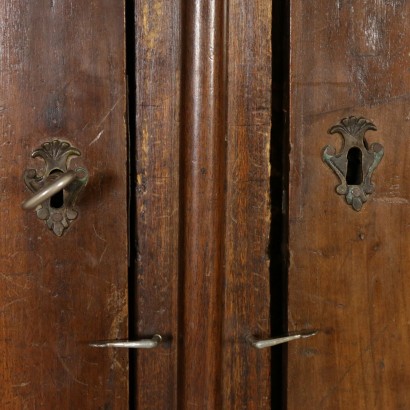 Armario en madera de Nogal en el Siglo XVIII-especialmente