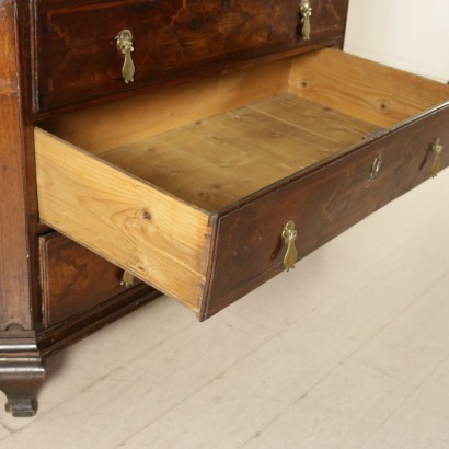 Una cajonera con Tres Cajones especiales