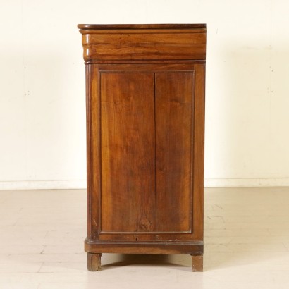 Pecho de cajones en madera de Nogal lado