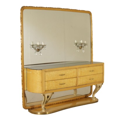 En el pecho de los cajones de 50 años