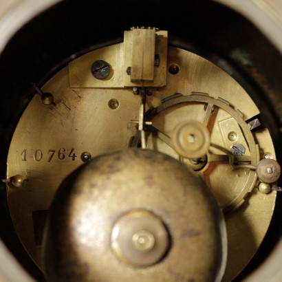 Tischuhr-insbesondere