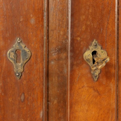 Geschirrschrank Nussbaum Italien 19. Jahrhundert.