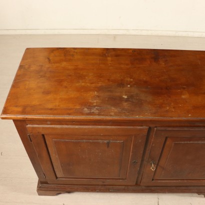 Geschirrschrank Nussbaum Italien 19. Jahrhundert.