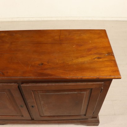 Geschirrschrank Nussbaum Italien 19. Jahrhundert.