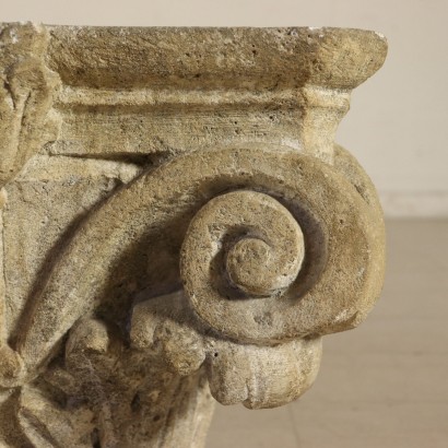 Coppia di Capitelli in Pietra - Particolare