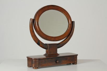 Pivoting mirror resting