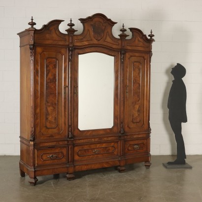 Dreitüriger Kleiderschrank Nussbaum Italien letzes Quartal '800.