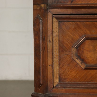 Dreitüriger Kleiderschrank Nussbaum Italien letzes Quartal '800.