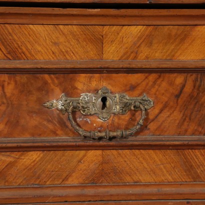 Dreitüriger Kleiderschrank Nussbaum Italien letzes Quartal '800.