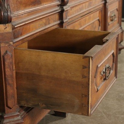 Dreitüriger Kleiderschrank Nussbaum Italien letzes Quartal '800.