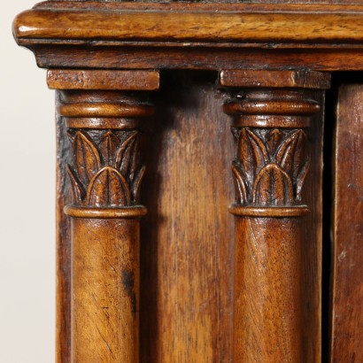 Küchenschrank im Stil Nussbaumholz Italien 20. Jahrhundert