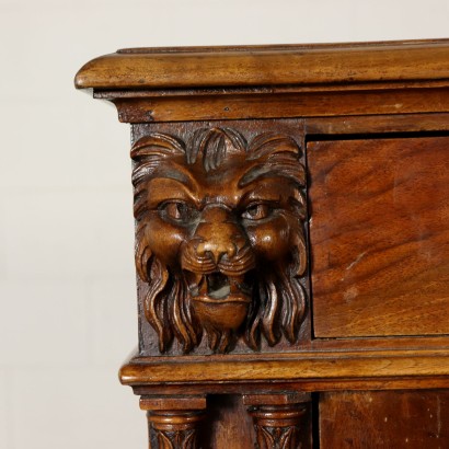 Küchenschrank im Stil Nussbaumholz Italien 20. Jahrhundert