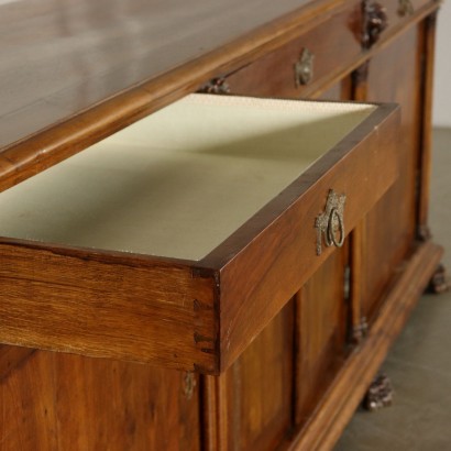 Küchenschrank im Stil Nussbaumholz Italien 20. Jahrhundert