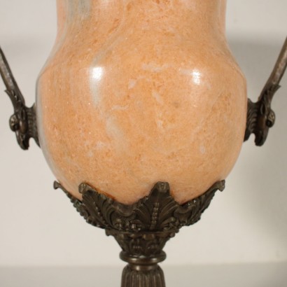 Marmor und Bronzevasen 20. Jahrhundert.