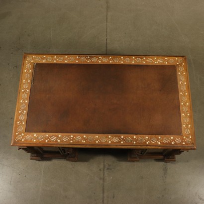 Antiker Schreibtisch mit Inlays Italien 19. Jahrhundert