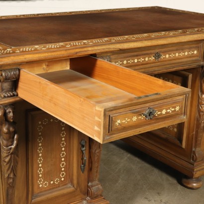 Antiker Schreibtisch mit Inlays Italien 19. Jahrhundert