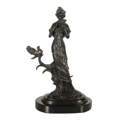 Jeune femme avec un ventilateur