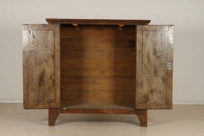 Armario de dos puertas de madera maciza de nogal