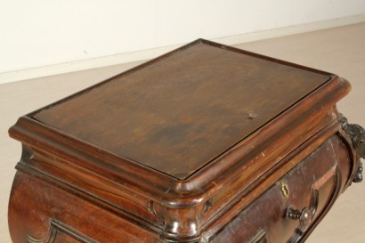 bottega del 900, neorinascimento, credenzino umbertino, credenzino fine del 800, credenzino del 800, credenzino 800, credenzino noce, credenzino piuma di noce, credenzino italia, credenzino