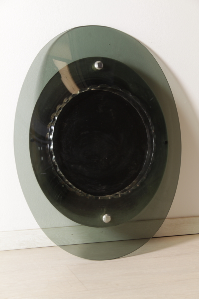 specchio ovale di modernariato, specchio ovale con vetro specchiante, cornice in vetro, molatura di decoro, specchio anni 50-60