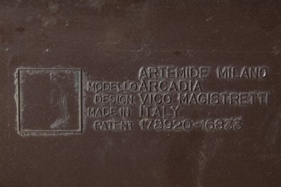 tavolino di modernariato, tavolino arcadia di vico magistretti, tavolino artemide anni 70, tavolino in abs marrone scuro