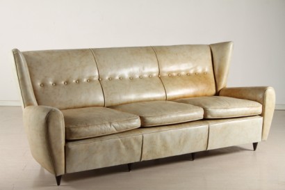divano in pelle di modernariato, divano in pelle anni 50, imbottitura a molle ed espanso, rivestimento in pelle, bottoni decorativi sullo schienale