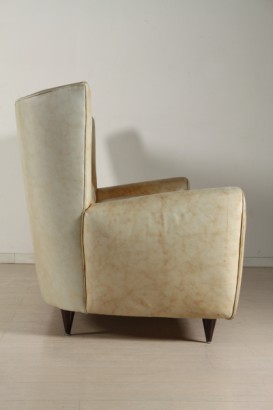 divano in pelle di modernariato, divano in pelle anni 50, imbottitura a molle ed espanso, rivestimento in pelle, bottoni decorativi sullo schienale