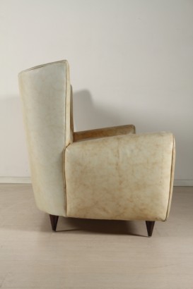 divano in pelle di modernariato, divano in pelle anni 50, imbottitura a molle ed espanso, rivestimento in pelle, bottoni decorativi sullo schienale