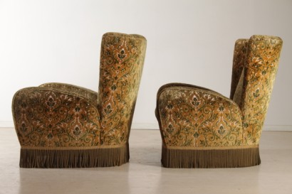 coppia di poltrone di modernariato, poltrone anni 40, poltrone con imbottitura a molle, rivestimento originale in velluto fiorato, frangia decorativa